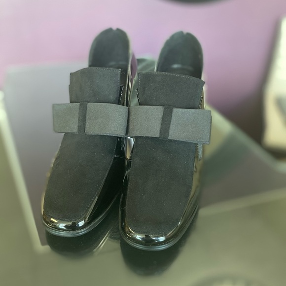 Chic Black Patent Leather Heels - Picture 2 of 5